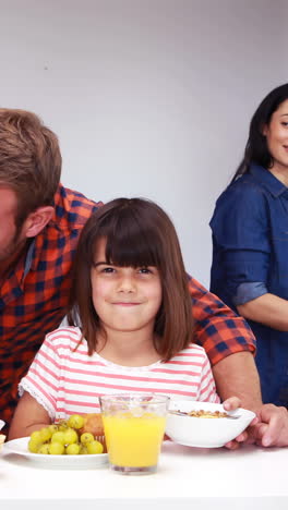 Familie-Beim-Frühstück-In-Der-Küche