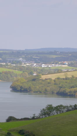 Panoramaaufnahme-Von-Grünen-Feldern-Und-See