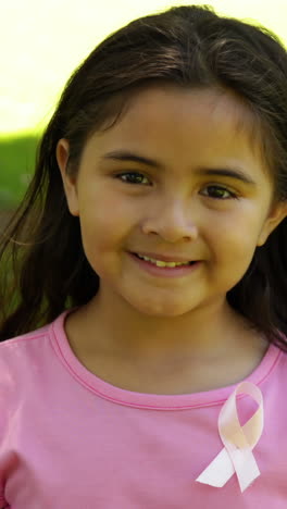 Una-Niña-Sonriente-Vestida-De-Rosa-Para-Concienciar-Sobre-El-Cáncer-De-Mama-En-El-Parque