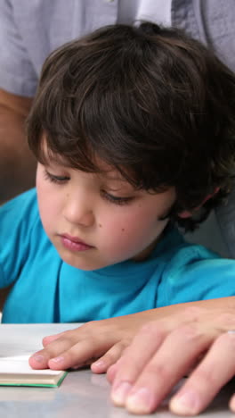 Un-Padre-Coloreando-Con-Su-Hijo-