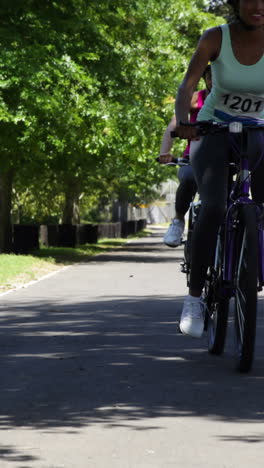 Grupo-De-Personas-Teniendo-Una-Carrera-En-Bicicleta