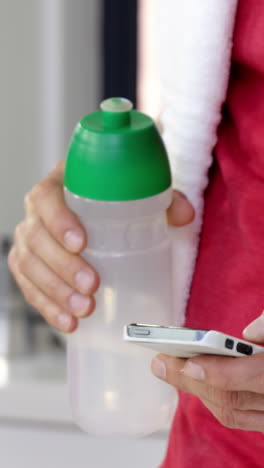 Close-up-on-a-sport-man-using-his-smartphone