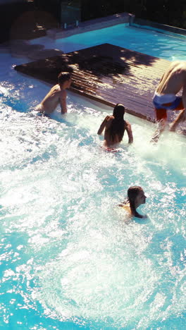 Glückliche-Freunde,-Die-In-Den-Pool-Springen