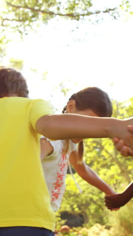 Niños-Jugando-Al-Círculo-Alrededor-Del-Rosa