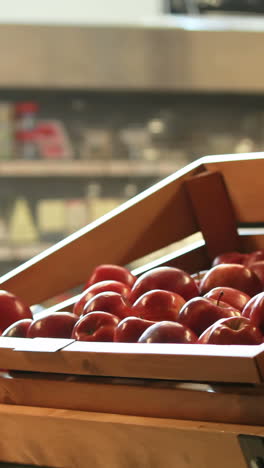 Frau-Pflückt-Obst-Im-Supermarkt-Aus