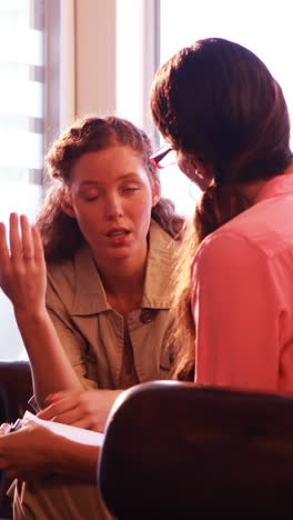 Paciente-Femenina-Discutiendo-Con-El-Terapeuta.