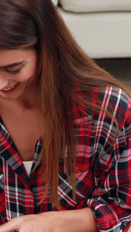 Mujer-Sonriente-Usando-Tableta