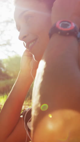 Sportswoman-typing-in-her-mobile-phone-before-to-run