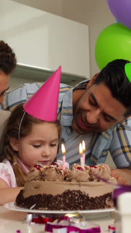 Familia-Celebrando-Un-Cumpleaños-Juntos