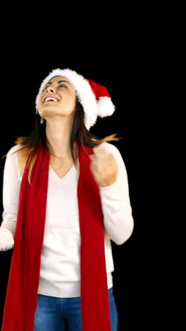 Mujer-Con-Gorro-De-Papá-Noel-Y-Ropa-Abrigada-Mirando-Hacia-Arriba