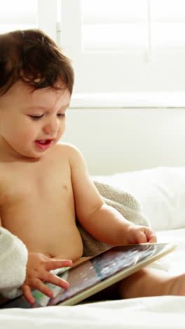 Baby-Spielt-Mit-Einem-Tablet