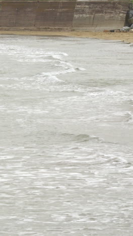 Ocean-rolling-in-over-the-beach