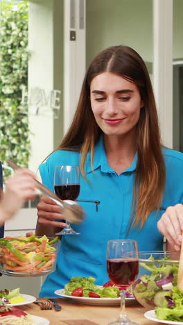 Glückliche-Freunde-Beim-Mittagessen