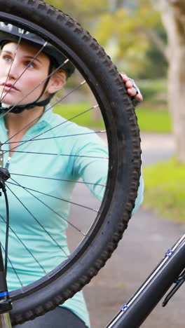 Ciclista-Femenina-Reparando-Neumáticos-De-Bicicleta