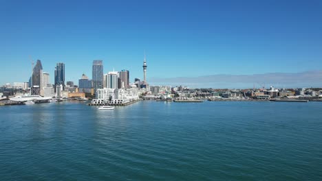 Bahía-De-Auckland-Con-El-Horizonte-De-La-Ciudad-En-Nueva-Zelanda---Toma-Aérea-De-Drones