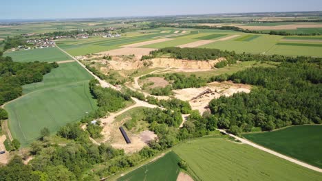 Una-Perspectiva-Aérea-De-Una-Histórica-Mina-De-Arena-Cerca-De-La-Ciudad-De-Prudnik,-Polonia.