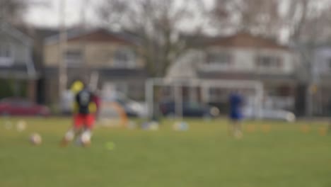 Jugendliche-Trainieren-Fußball-Im-Rasen