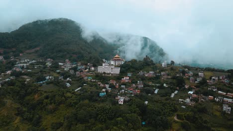 Vista-Aérea-Del-Monasterio-Y-La-Colina-De-La-Montaña-En-Katmandú,-Nepal.