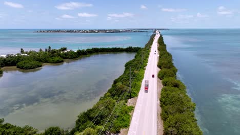 Autobahn-Und-Sattelschlepper-Auf-Der-Straße-In-Florida-Keys