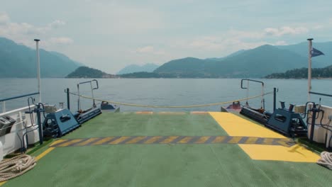 Vista-Desde-El-Embarcadero-De-Un-Ferry-En-Italia-En-El-Lago-De-Como