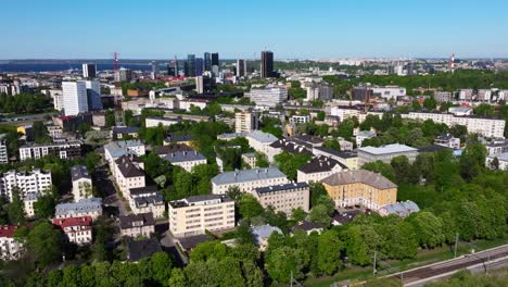 Retirada-Aérea-Lejos-Del-Centro-De-Tallin,-Estonia---Moderno-Distrito-De-Negocios-En-Segundo-Plano