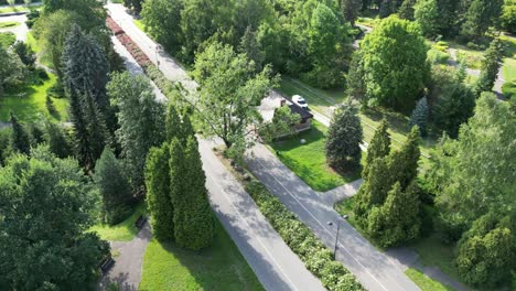 Parkwege-An-Einem-Wunderschönen-Sommertag,-Umgeben-Von-üppigem-Grün,-Gras-Und-Bäumen-Unter-Einem-Klaren-Blauen-Himmel