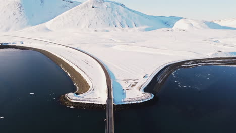 Vista-Aérea-Carretera-Escénica-En-Islandia-Temporada-De-Invierno-Paisaje-Blanco-Como-La-Nieve