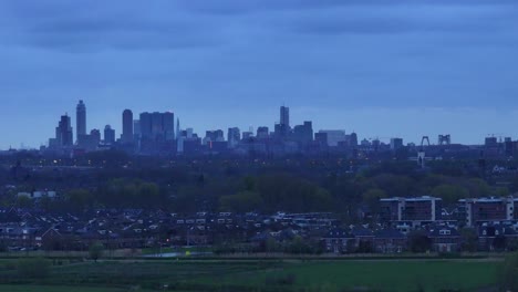 Skyline-Der-Stadt,-Gebäudesilhouetten,-Fahrzeugtransportbewegung