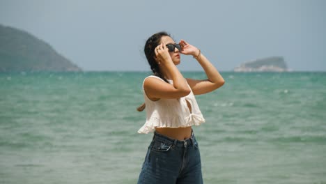 Hermosa-Mujer-Joven,-Gafas-De-Sol,-Destino-Paraíso-Tropical-Exótico