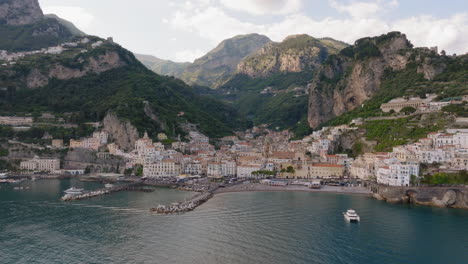 Luftaufnahme:-Langsam-Schwenkende-Panorama-Drohnenaufnahme-Des-Dorfes-Amalfi-In-Italien-Bei-Sonnenuntergang