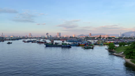 Hafen-Von-Da-Nang-Mit-Blick-Auf-Die-Skyline-Der-Stadt-Bei-Sonnenuntergang-Reiseziel-In-Vietnam