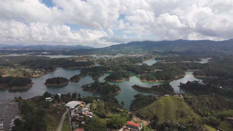 Vista-Panorámica-Sobre-El-Lago-De-Guatapé-Desde-El-Mirador-En-La-Cima-Del-Peñón-De-Guatapé,-Colombia