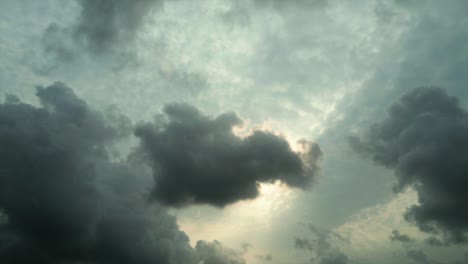 Nubes-Negras-Moviéndose-Lentamente-Antes-De-La-Vista-Cercana-De-La-Lluvia