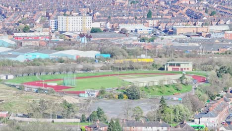 Toma-Aérea-De-La-Ciudad-De-Leicester-En-Inglaterra-En-Verano.