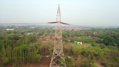 Un-Dron-De-Torre-De-Transmisión-Eléctrica-Se-Acerca-A-Una-Vista-Más-Cercana-En-La-Aldea-De-Maharashtra,-India