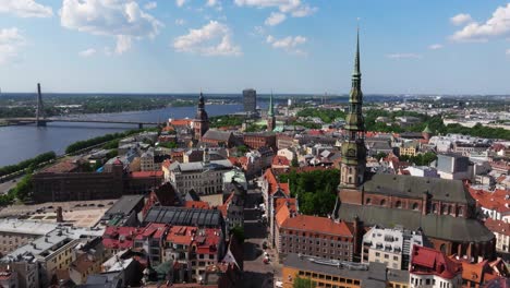 Impresionante-Vista-Aérea-Sobre-El-Casco-Antiguo-De-Riga,-Letonia