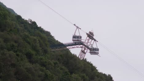 Vista-De-ángulo-Bajo-Del-Teleférico-De-Gibraltar