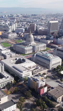 Vertical-Aerial-View-of-San-Francisco-City-Hall-and-Cityscape,-California-USA