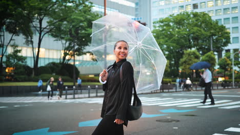 Frau-Mit-Durchsichtigem-Regenschirm,-Lächelt-Im-Regen-Und-Läuft-Durch-Die-Straßen-Der-Stadt