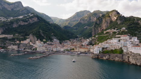 Luftbild-Drohnenaufnahmen-Des-Dorfes-Amalfi-An-Der-Italienischen-Amalfiküste-Bei-Sonnenuntergang