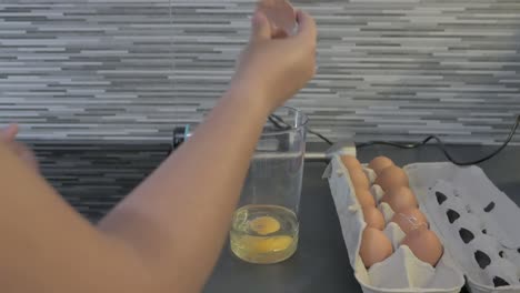 Cracking-an-egg-to-make-homemade-mayonnaise