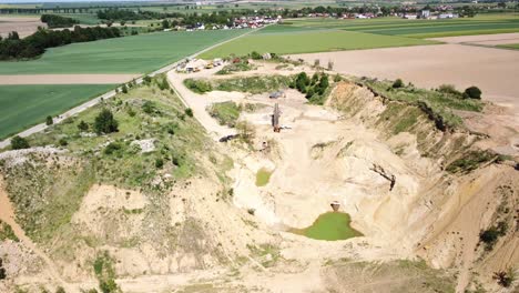 Trabajos-De-Excavación-Que-Se-Llevan-A-Cabo-En-Una-Antigua-Mina-De-Arena-Cerca-De-La-Ciudad-De-Prudnik,-Polonia---Disparo-Aéreo-De-Drones