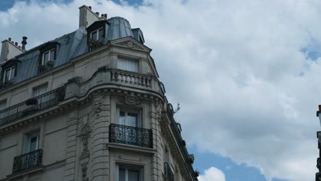 Close-up-on-an-Haussmann-building-under-a-blue-sky-in-Paris