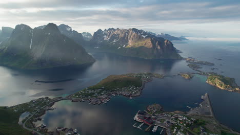 Sonnenuntergang-In-Reine:-Bunte-Berge-Und-Hütten-Von-Der-Drohne-Aus-Auf-Den-Lofoten-Inseln,-Norwegen