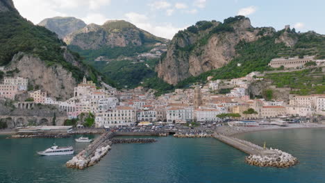 Aéreo:-Toma-Panorámica-Lenta-Con-Drones-Del-Pueblo-De-Amalfi-En-Italia