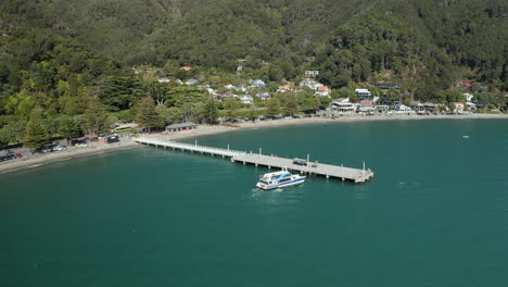 The-Eastbourne-passenger-ferry-docks-in-Wellington,-New-Zealand