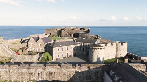 Castle-Cornet-St-Peter-Port-Guernsey,-Imágenes-Cercanas-De-Drones-De-Los-Principales-Edificios-Del-Castillo-En-Un-Día-Soleado