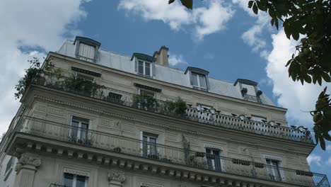 Schönes-Gebäude-In-Paris-An-Einem-Sonnigen-Tag