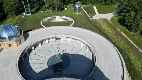 Planetario-Con-Reloj-De-Sol-Durante-Un-Hermoso-Día-De-Verano,-Rodeado-De-Exuberante-Vegetación-Bajo-Un-Cielo-Azul-Claro