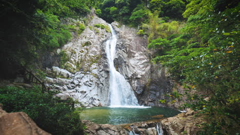 Atemberaubender-Wasserfall,-Der-Durch-Die-üppige-Grüne-Natur-Stürzt,-Perfektes-Ziel-Für-Naturliebhaber-Und-Wanderer